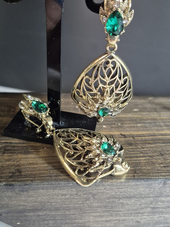 The Unbranded Brand Jewelry - Vintage Figural Gold Filigree Earrings with Emerald Green Crystals